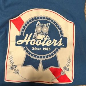Hooters t shirt